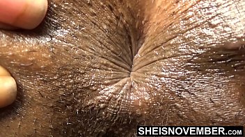 Сногсшибательная телка с маленькими сисяндрами мастурбирует вагину в ванной комнате
